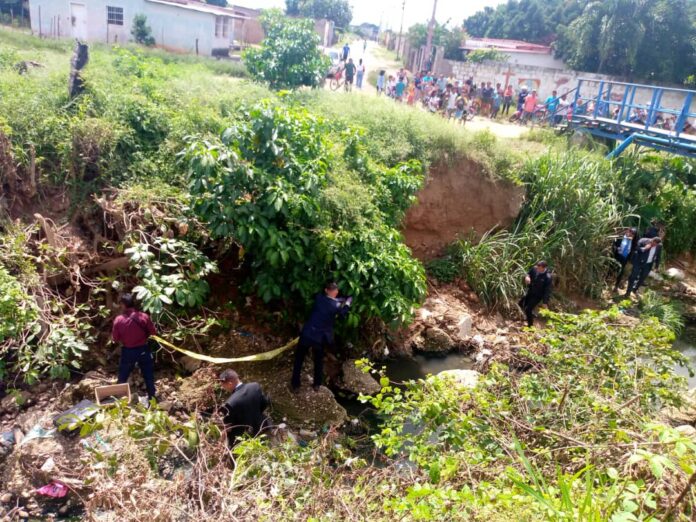Funcionarios del CICPC acudieron al sitio en donde fue localizado el feto