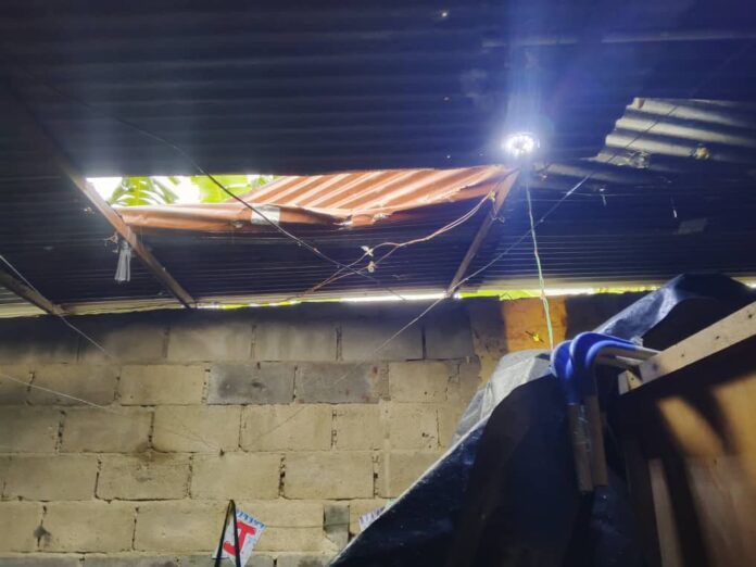 En algunas viviendas volaron los techos en la tarde de este viernes