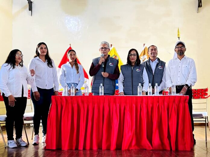 Frank Molleja, director de la ORE, encabezó el acto en San Felipe