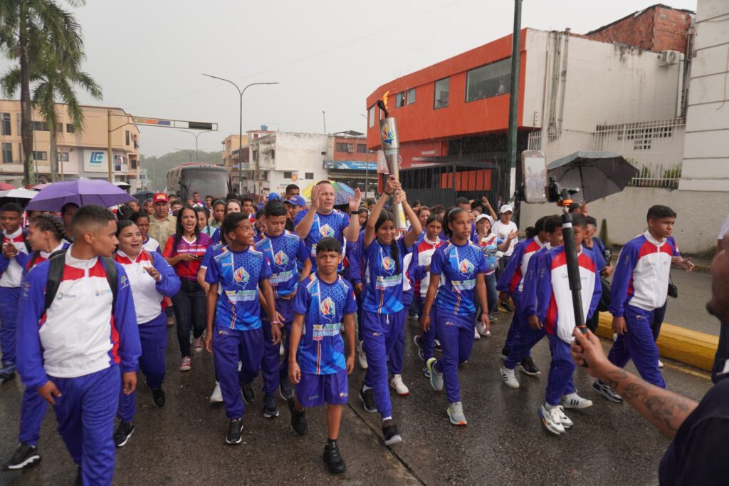 La lluvia no detuvo el recorrido de la flama deportiva