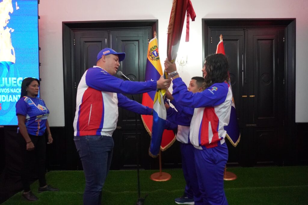 Yaritzabel Fernández y Samuel Roldán recibieron el estandarte de manos de el gobernador