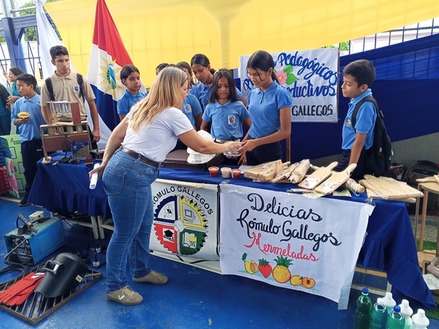 Presentaron alimentos, herramientas y otros productos