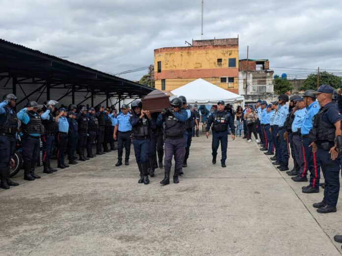 Orellana fue despedido con honores