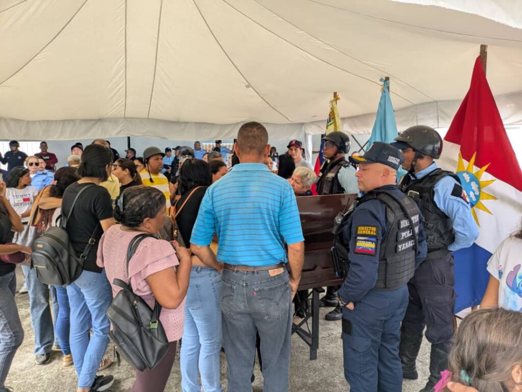 En el cementerio también fue homenajeado