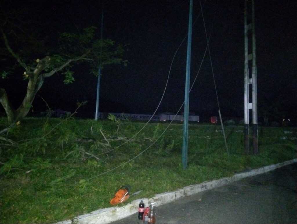 Dos cables chocaron, esto generó la explosión de un transformador