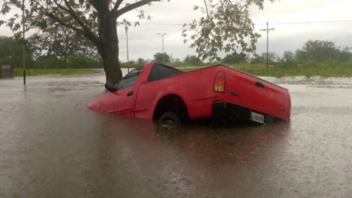 Intensas precipitaciones registradas en la madrugada de este miércoles provocaron graves inundaciones en al menos diez comunidades del eje agrícola del estado Portuguesa