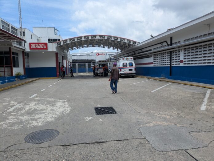 La lesionada recibe atención médica en el principal centro de salud de la ciudad sanfelipeña