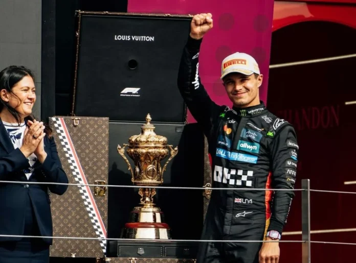 Norris ganó su carrera de casa por primera vez después de que Piastri tuviera que cumplir una penalización de 10 segundos por frenar bruscamente