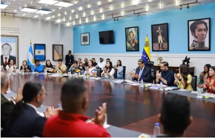 Maduro encabezó reunión con el Estado Mayor de la Juventud Venezolana destinada a evaluar la implementación de los proyectos seleccionados en la consulta popular