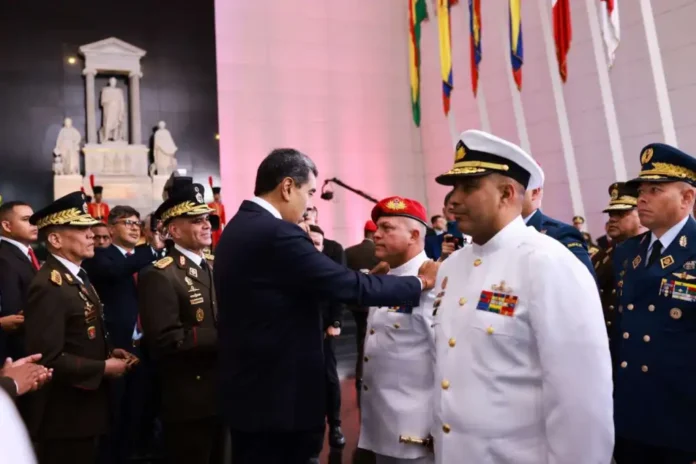 El Mandatario nacional impuso las presillas a cada uno de los 223 ascendidos