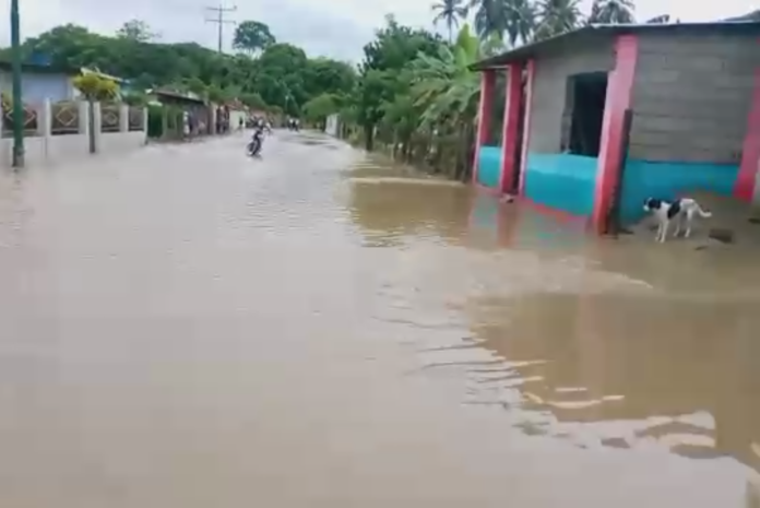 Calles de Crucito se llenaron de agua por las lluvias del miércoles
