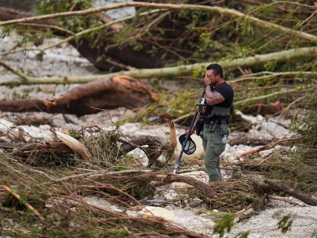 Los equipos de rescate rastrearon el sábado las devastadas riberas de los ríos y los escombros volcados en busca de los desaparecidos