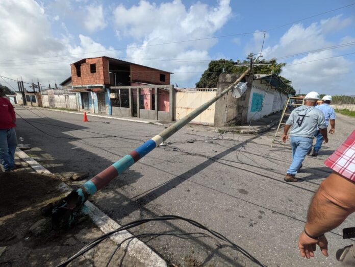 Tres postes se vinieron abajo dejando a gran parte de La Morita sin luz