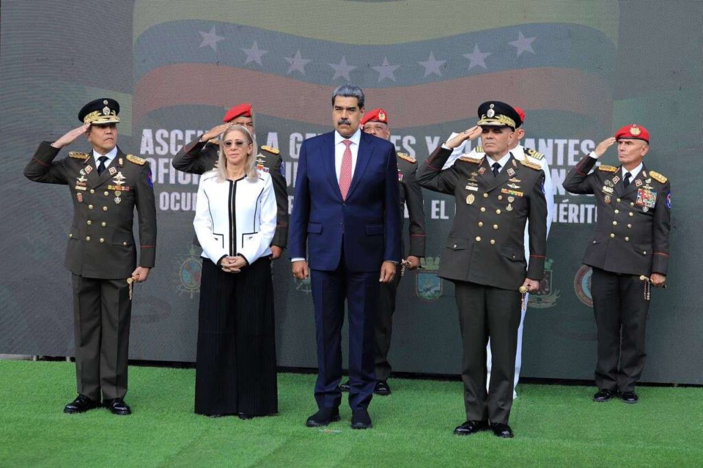 El presidente Nicolás Maduro quien estuvo acompañado de la primera dama, Cilia Flores, recibió los honores a su llegada al Panteón Nacional