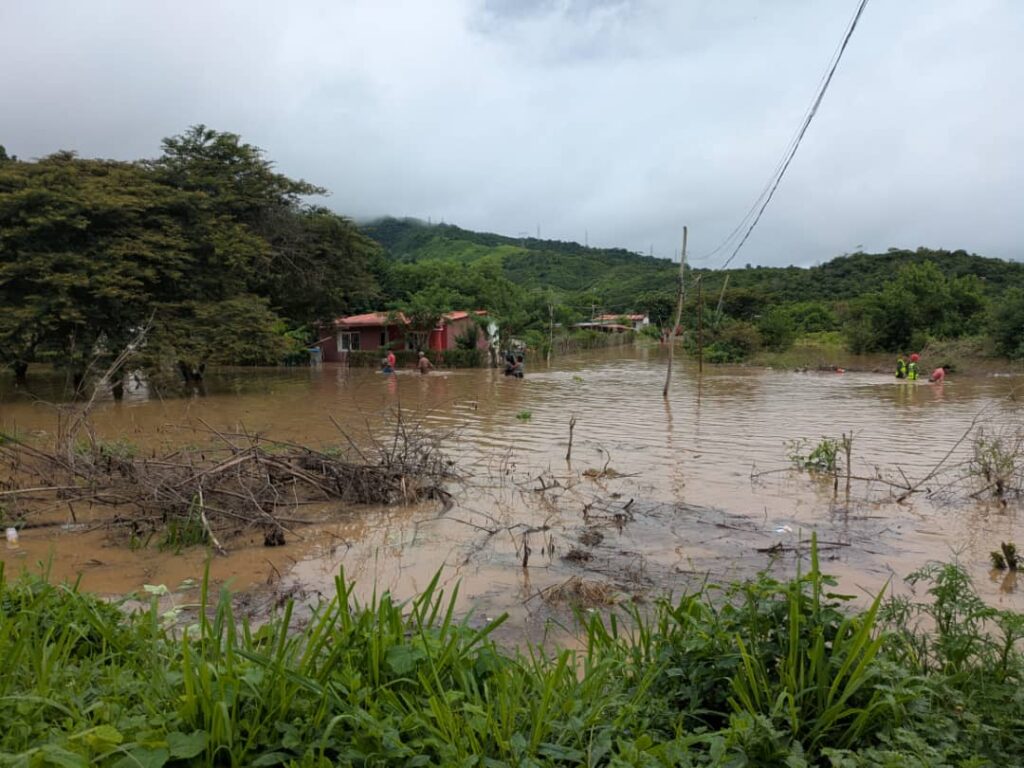 En Arenales debieron proceder a evacuar a 21 familias por anegaciones