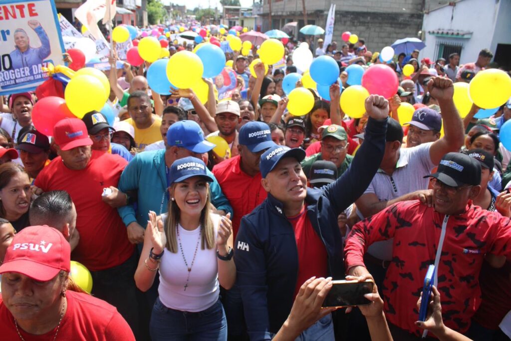Rogger Daza junto a su esposa en el arranque oficial de la campaña