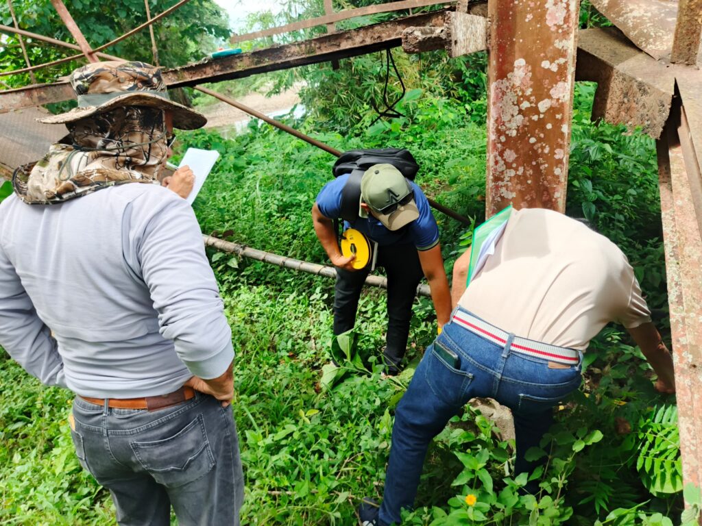 Estuvieron acompañados por representantes de la Secretaría de Infraestructura