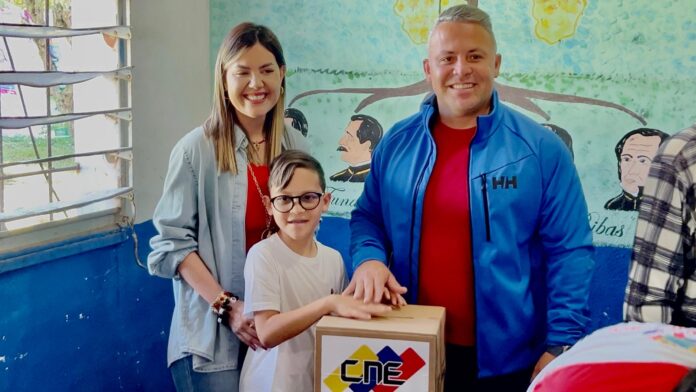 Daza votó acompañado por su familia