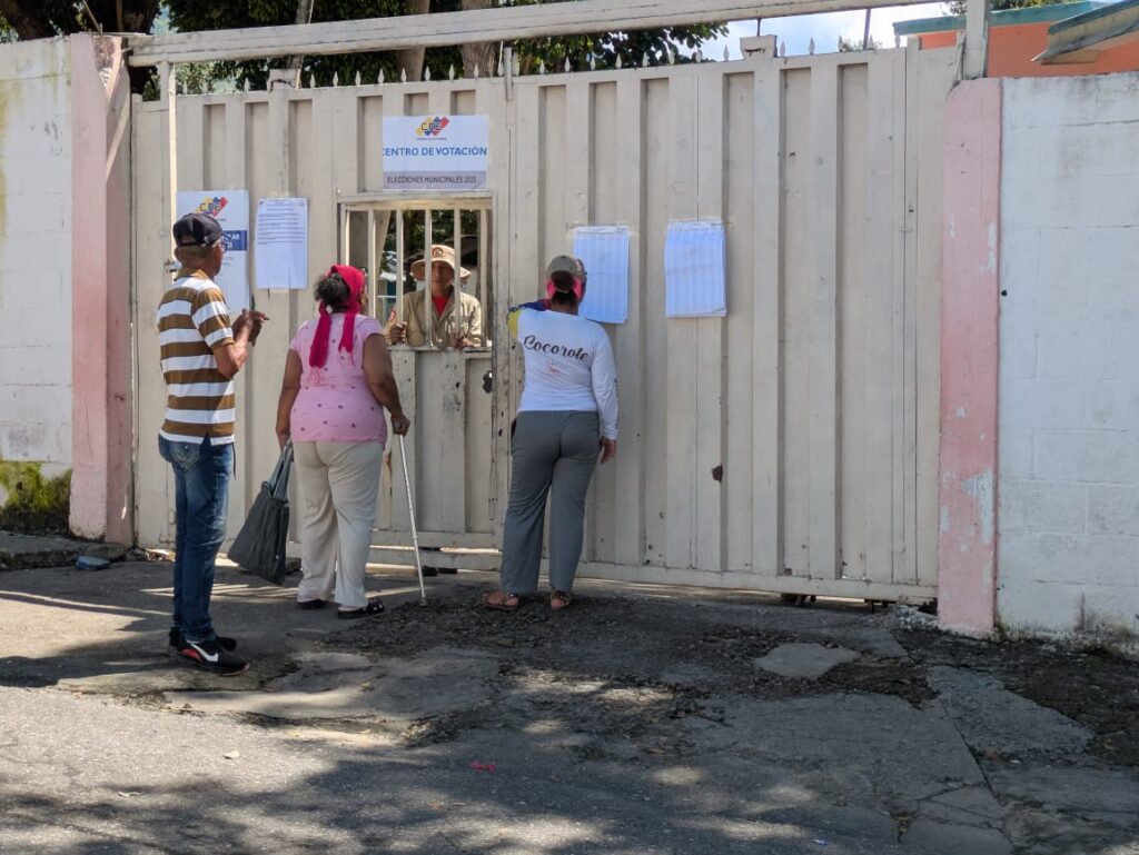 Graneados llegan los electores en la mayoría de los centros