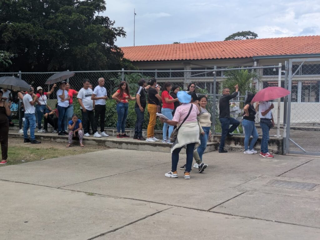 En  algunos centres de San Felipe  se vieron algunas cola