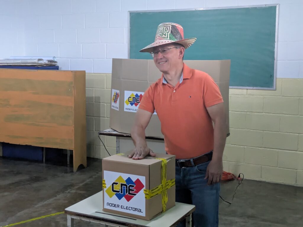 León señaló que la jornada ha trascurrido con normalidad y destacó que el proceso de votación es rápido y seguro