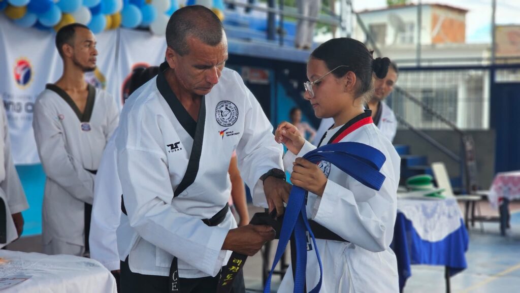 Los jóvenes recibieron sus nuevas cintas