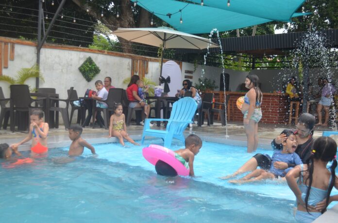 Este jueves, los pequeños disfrutaron de una piscinada, también de cotufas, helados y torta
