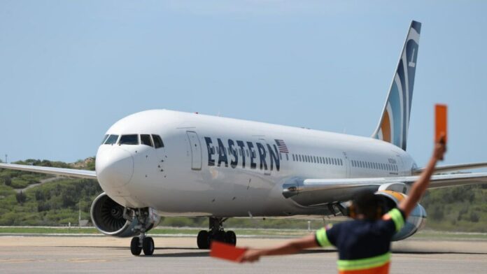 El grupo partió de la ciudad de Houston (EE UU) con destino a Maiquetía, en medio de noticias extraoficiales sobre un posible intercambio de migrantes venezolanos detenidos en El Salvador por estadounidenses detenidos por razones políticas en el país