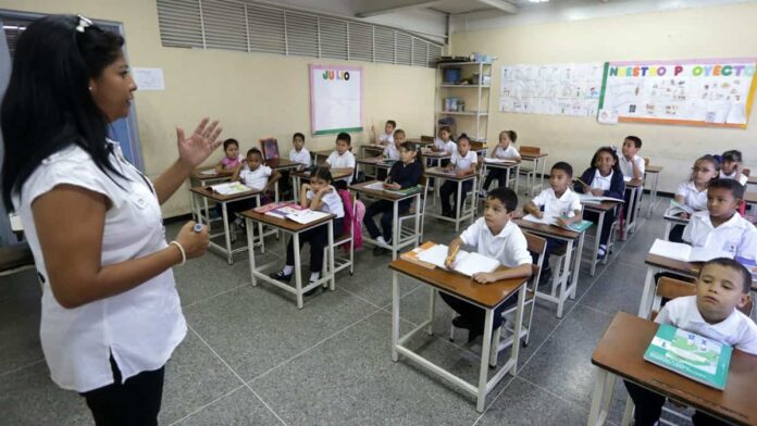 El ministro dijo que más de 365.000 estudiantes se incluyeron en el sistema educativo del país en el año escolar 2024-2025 Foto referencial