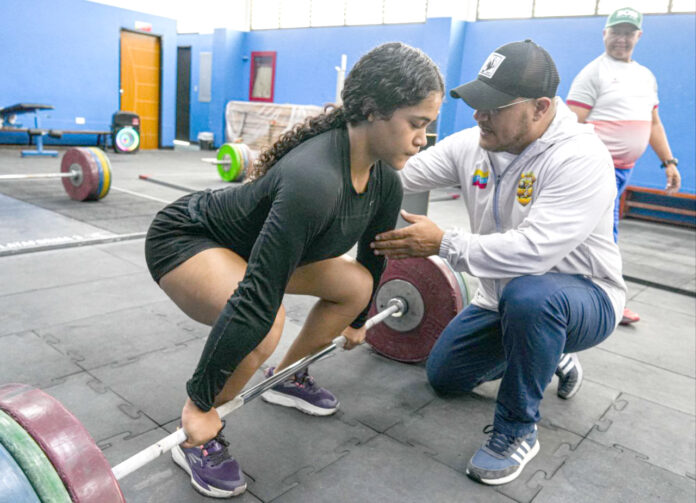 Los atletas y entrenadores trabajan a doble turno seis días a la semana