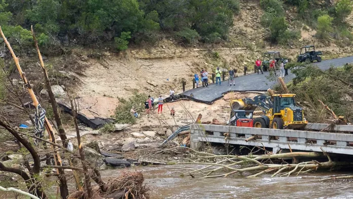 El río Guadalupe creció más de ocho metros en sólo 45 minutos el viernes, destruyendo casas, campamentos y vehículos