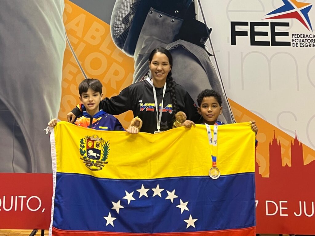 Kellys Hernández junto a Lucas Bru (Bronce) y Giam Salas (8vo lugar) en sable sub 9