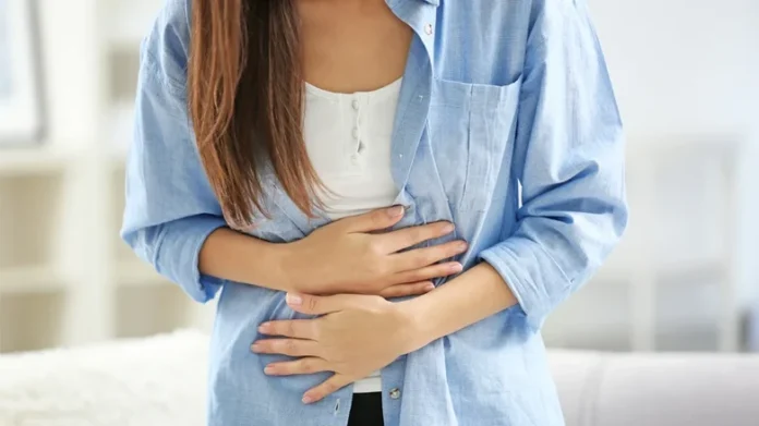 Se manifiesta desde edades tempranas, afectando la salud y el bienestar de las mujeres al causar dolor incapacitante y comprometer su capacidad de tener hijos