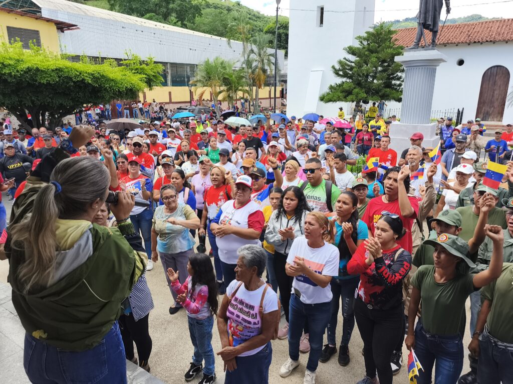 Bolivarenses se movilizaron desde el centro de Aroa hasta la Plaza Bolívar