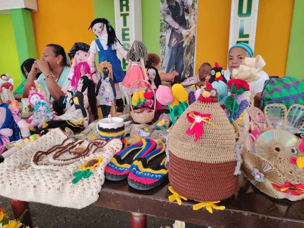 Artesanos están presentes en la feria