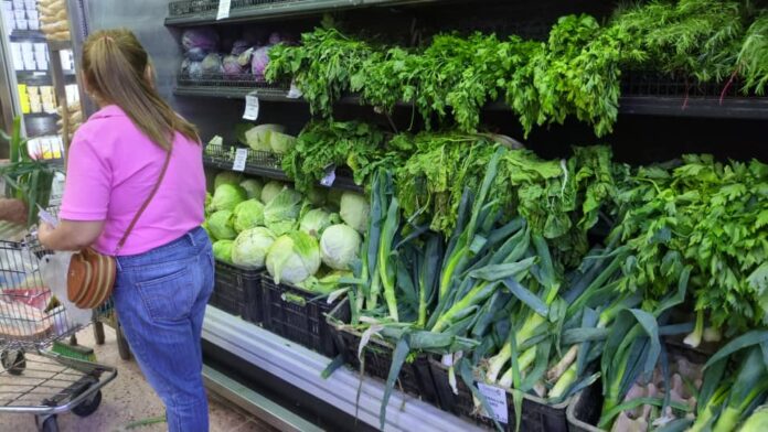 Ante todo este costoso escenario, muchos compradores “cazan ofertas” y visitan varios establecimientos para comprar donde esté más económico.