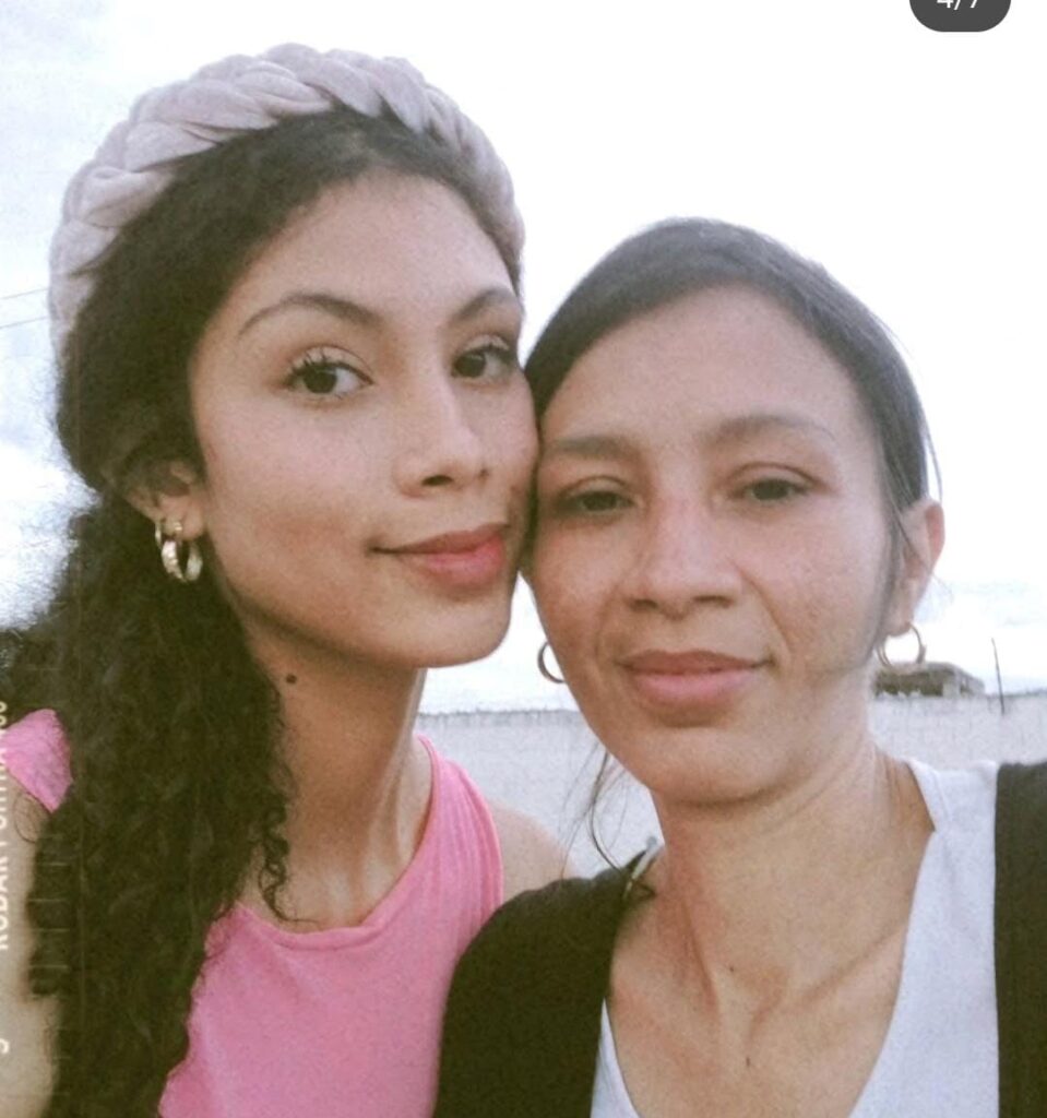 Su amor por las pasarelas comenzó viendo los concursos de belleza junto a su mamá, quien lamentablemente falleció hace nueve meses.