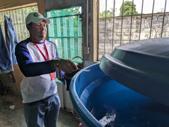 Funcionarios visitan casa a casa para la abatización y eliminación de criaderos.
