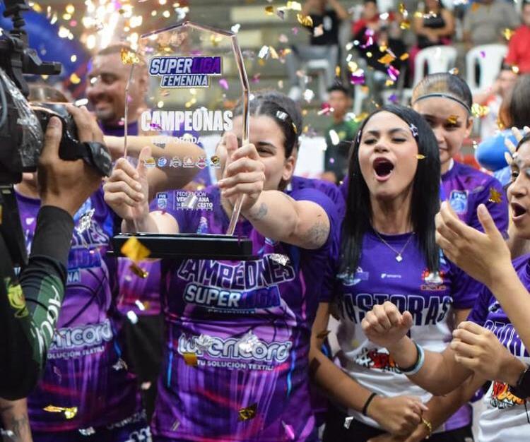 Mariana Durán levantó el trofeo