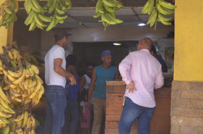 Consumidores tratan de caminar y comparar precios para adquirir los más económicos