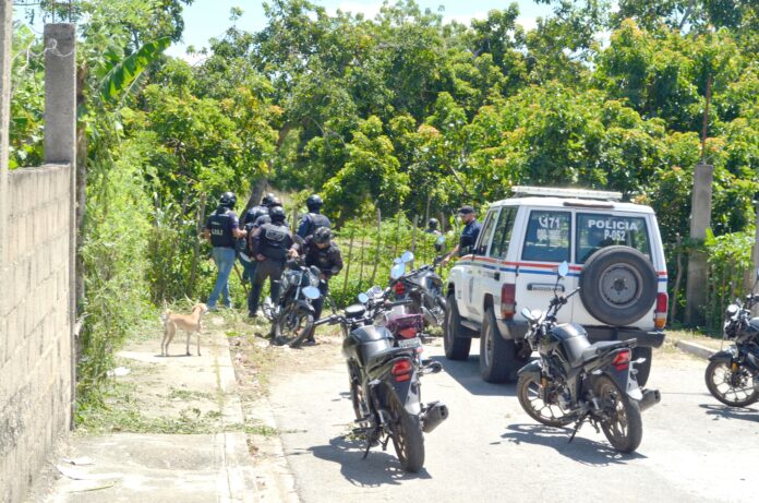 Funcionarios de la Policía regional recapturaron ayer, pasadas las 11:00 am, a un hombre de 29 años que se habría fugado del Centro de Coordinación Policial (CCP) Arístides Bastidas la madrugada de este lunes.  Estaba en un rancho ubicado en el sector Agua Blanca, municipio La Trinidad. El sujeto había sido detenido el domingo acusado de un robo dentro de una residencia en San Pablo. Cuatro efectivos policiales son investigados por el escape del hombre.