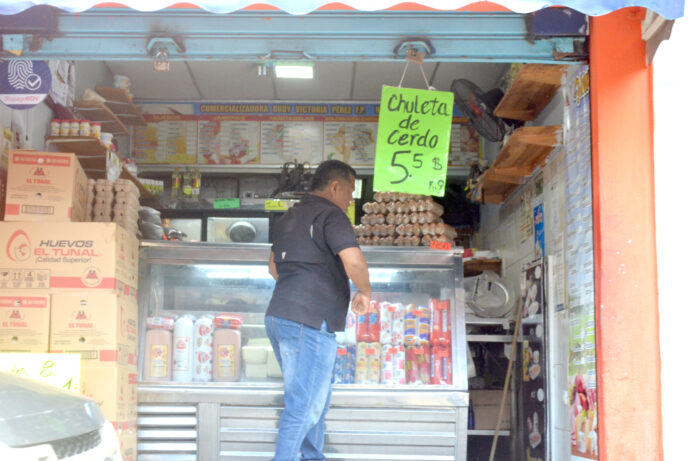 Consumidores compran en pequeñas cantidades: Bs. 100 y Bs. 200 para resolver