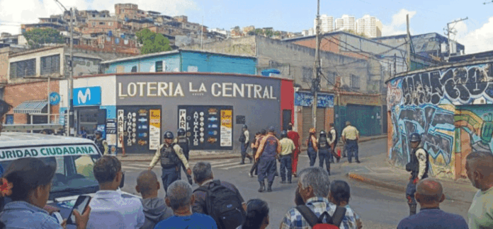 El hecho ocurrió en la parada de transporte público de la línea de Las Minas de Baruta