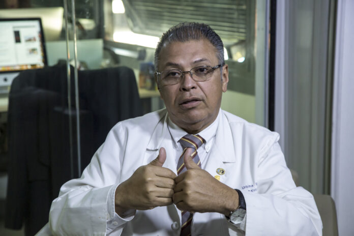 Huníades Urbina, secretario de la Academia Nacional de Medicina