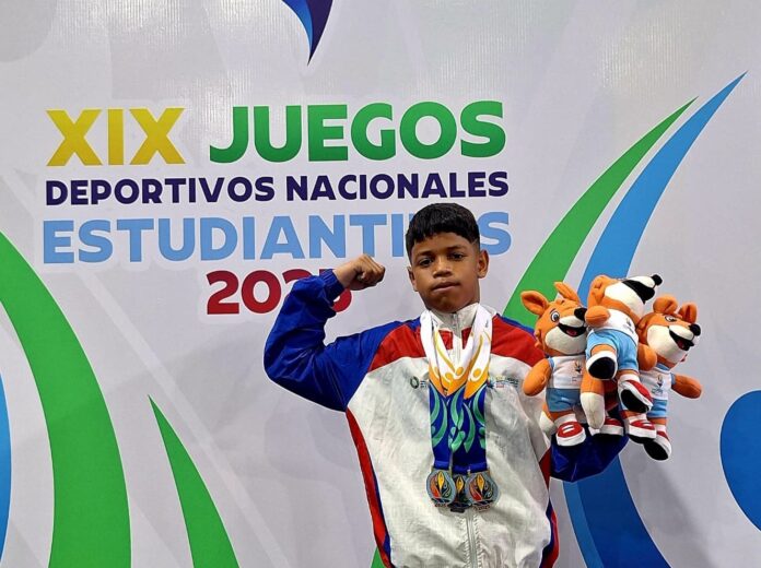 El pesista es estudiante del Centro de Educación de Talento Deportivo Profesor Gilbert Osorio
