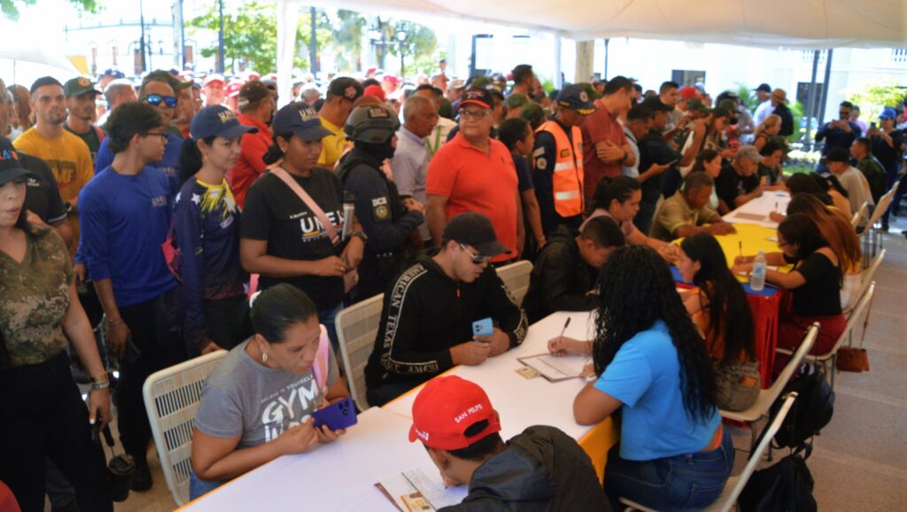 Personas acudieron a participar en el registro