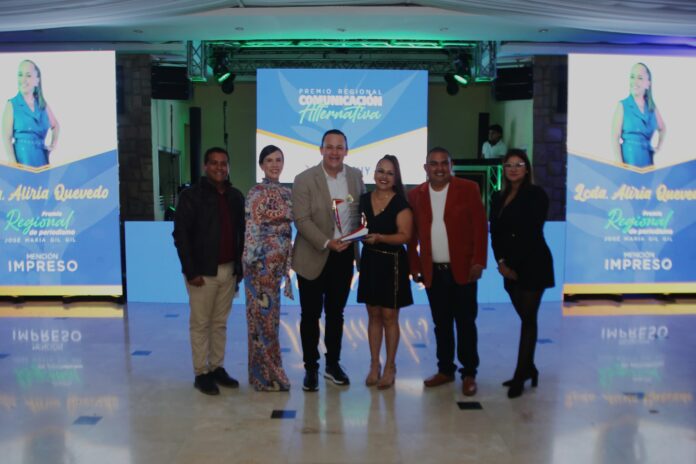 Nuestra directora Aliria Quevedo fue galardonada con el máximo reconocimiento periodístico de la región