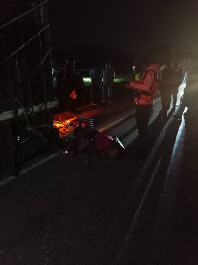 Funcionarios de la División de Investigaciones de Accidentes de Tránsito Terrestre (DIATT) de la PNB se encontraban la noche de este martes en el lugar realizando las labores correspondientes