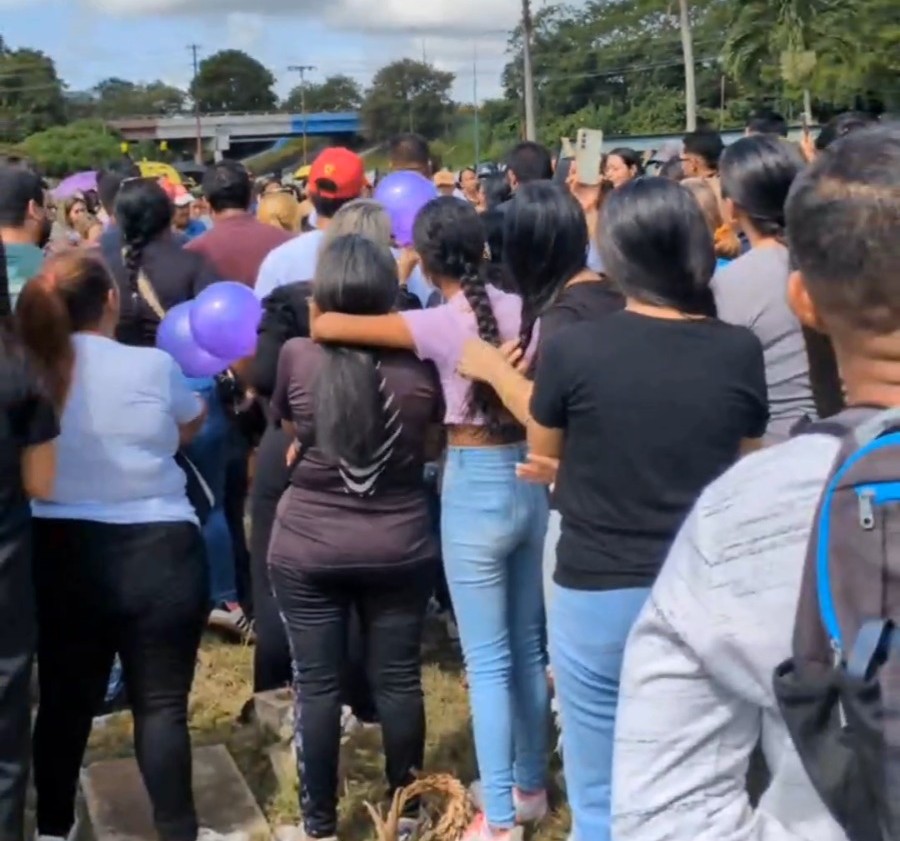 Muchas personas acudieron a las exequias en el cementerio privado de Independencia