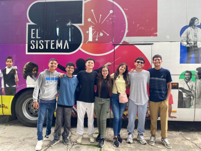 La delegación está integrada por Mariana Barrios (violín), Harold Cortez (violín), Anderson Sosa (violín), Yusbely Nogales (viola), Samuel Núñez (contrabajo), José Delgado (contrabajo), Yervis Riera (clarinete)